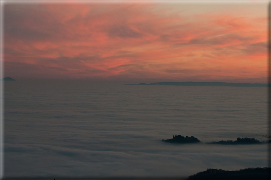 foto Colline nella nebbia al Tramonto